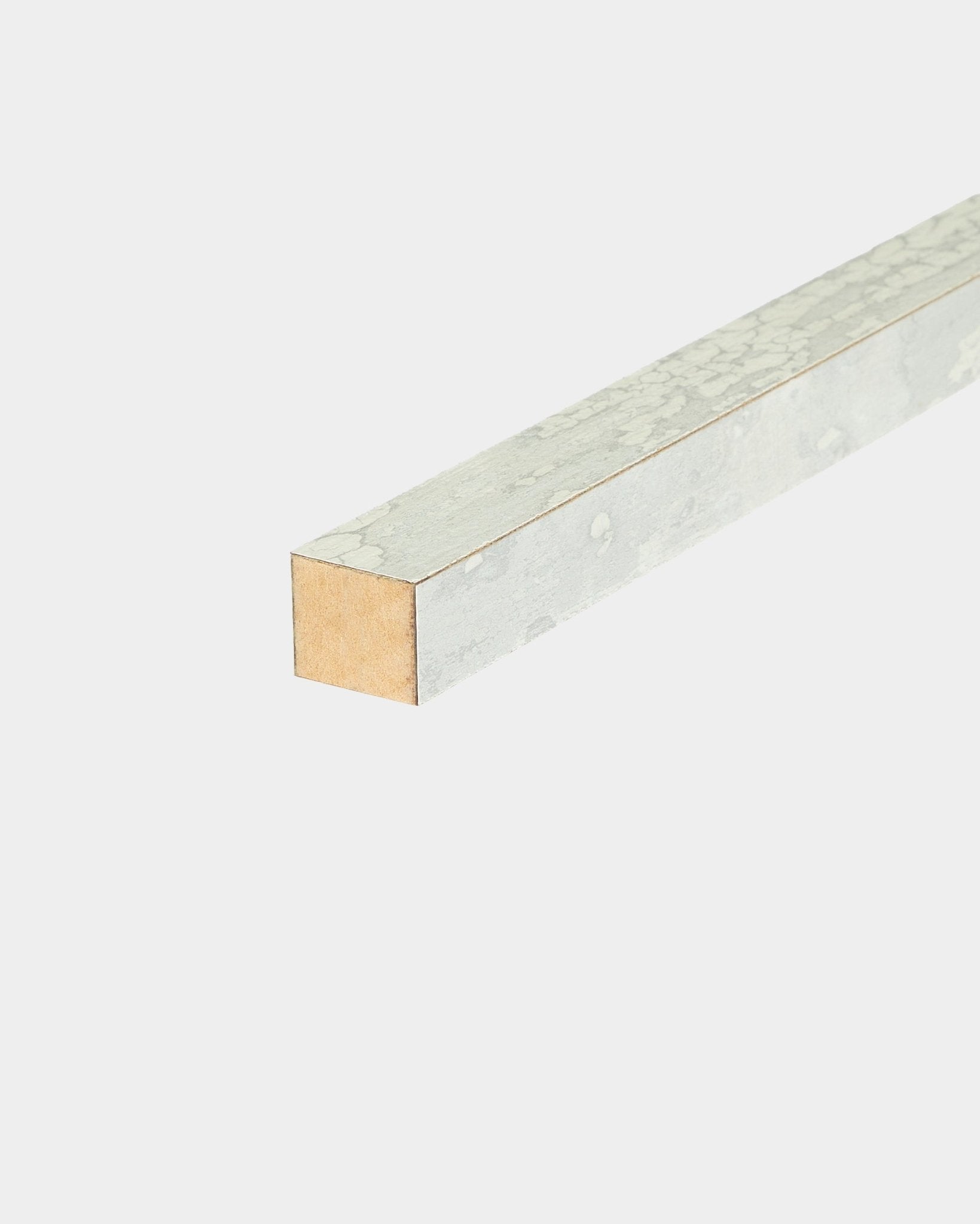 Close-up van WoodUpp End Lamella in Oxide White, 2,2 cm, met coating met structuur aan drie zijden voor installatie op een MDF-frame met Akoestisch paneel-systemen.
